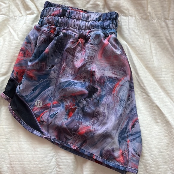 LULULEMON hotty hot shorts - Picture 4 of 4